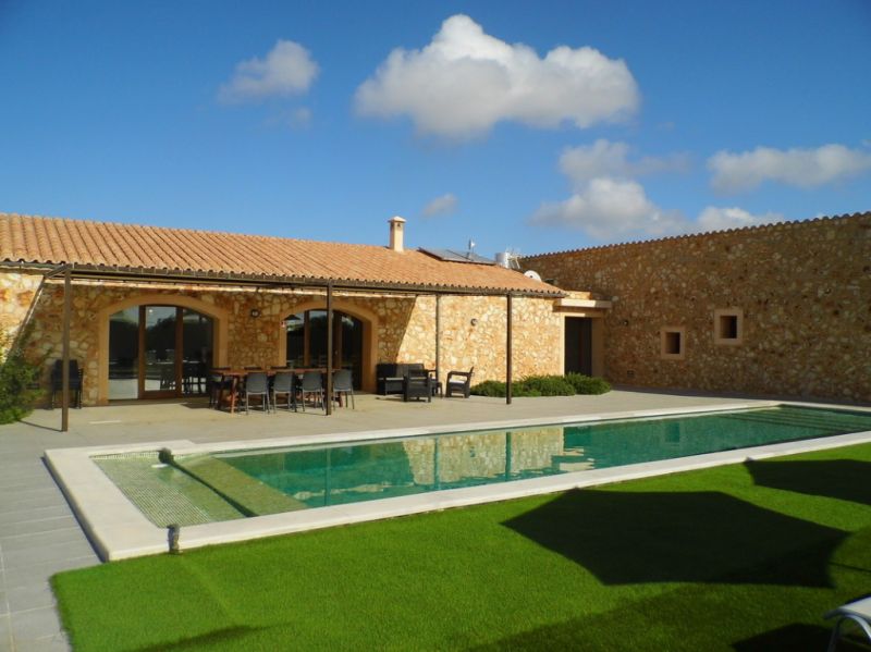 WINTERSAISON 24/ 25: Ebenerdige und hochmoderne Finca bei Manacor --- F 06 WT
