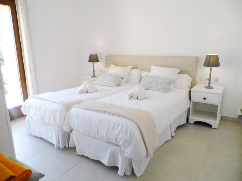 WINTERSAISON 24/ 25: Ebenerdige und hochmoderne Finca bei Manacor --- F 06 WT