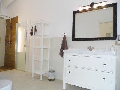 WINTERSAISON 24/ 25: Ebenerdige und hochmoderne Finca bei Manacor --- F 06 WT