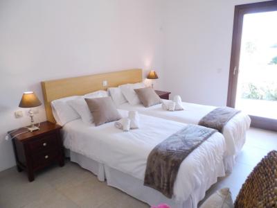 WINTERSAISON 24/ 25: Ebenerdige und hochmoderne Finca bei Manacor --- F 06 WT