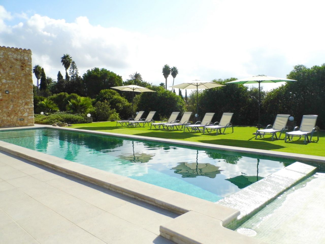 WINTERSAISON 24/ 25: Ebenerdige und hochmoderne Finca bei Manacor --- F 06 WT