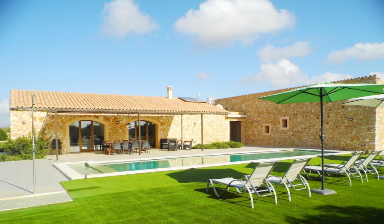 WINTERSAISON 24/ 25: Ebenerdige und hochmoderne Finca bei Manacor --- F 06 WT