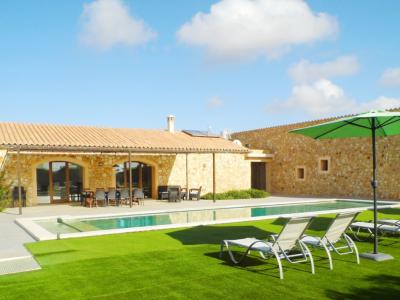 WINTERSAISON 24/ 25: Ebenerdige und hochmoderne Finca bei Manacor --- F 06 WT