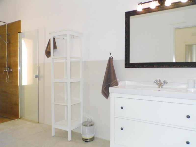 WINTERSAISON 24/ 25: Ebenerdige und hochmoderne Finca bei Manacor --- F 06 WT