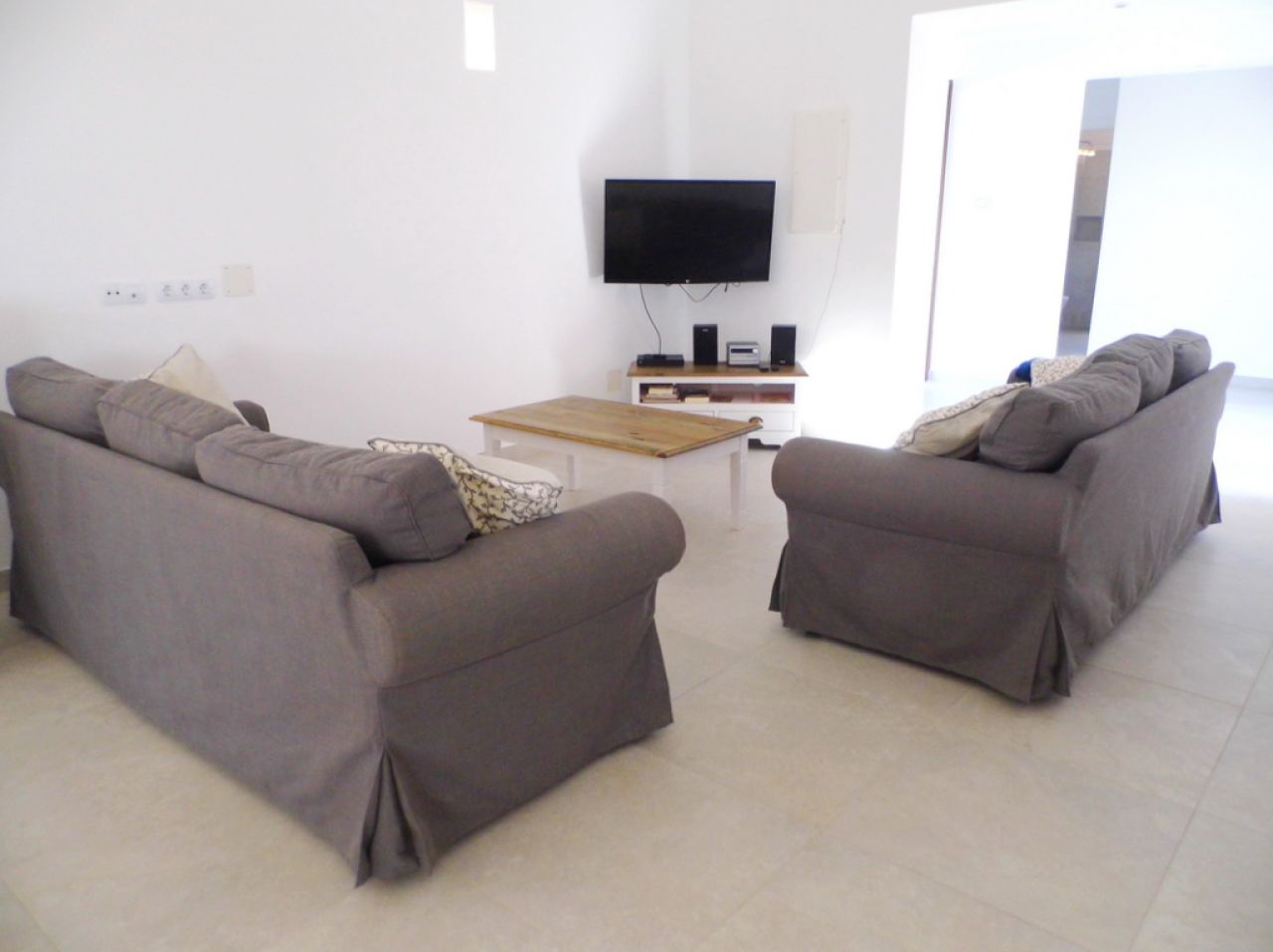 WINTERSAISON 24/ 25: Ebenerdige und hochmoderne Finca bei Manacor --- F 06 WT