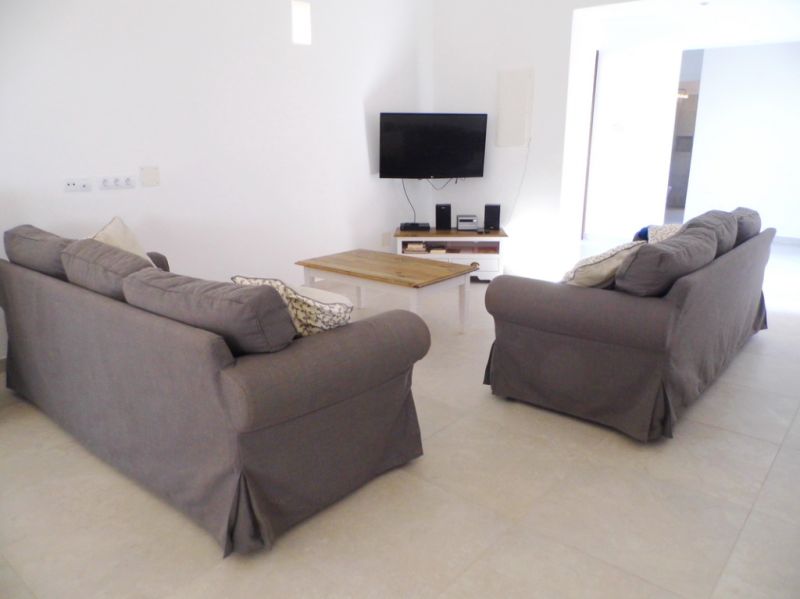 WINTERSAISON 24/ 25: Ebenerdige und hochmoderne Finca bei Manacor --- F 06 WT