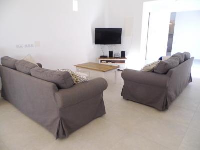 WINTERSAISON 24/ 25: Ebenerdige und hochmoderne Finca bei Manacor --- F 06 WT