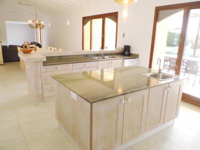 WINTERSAISON 24/ 25: Ebenerdige und hochmoderne Finca bei Manacor --- F 06 WT