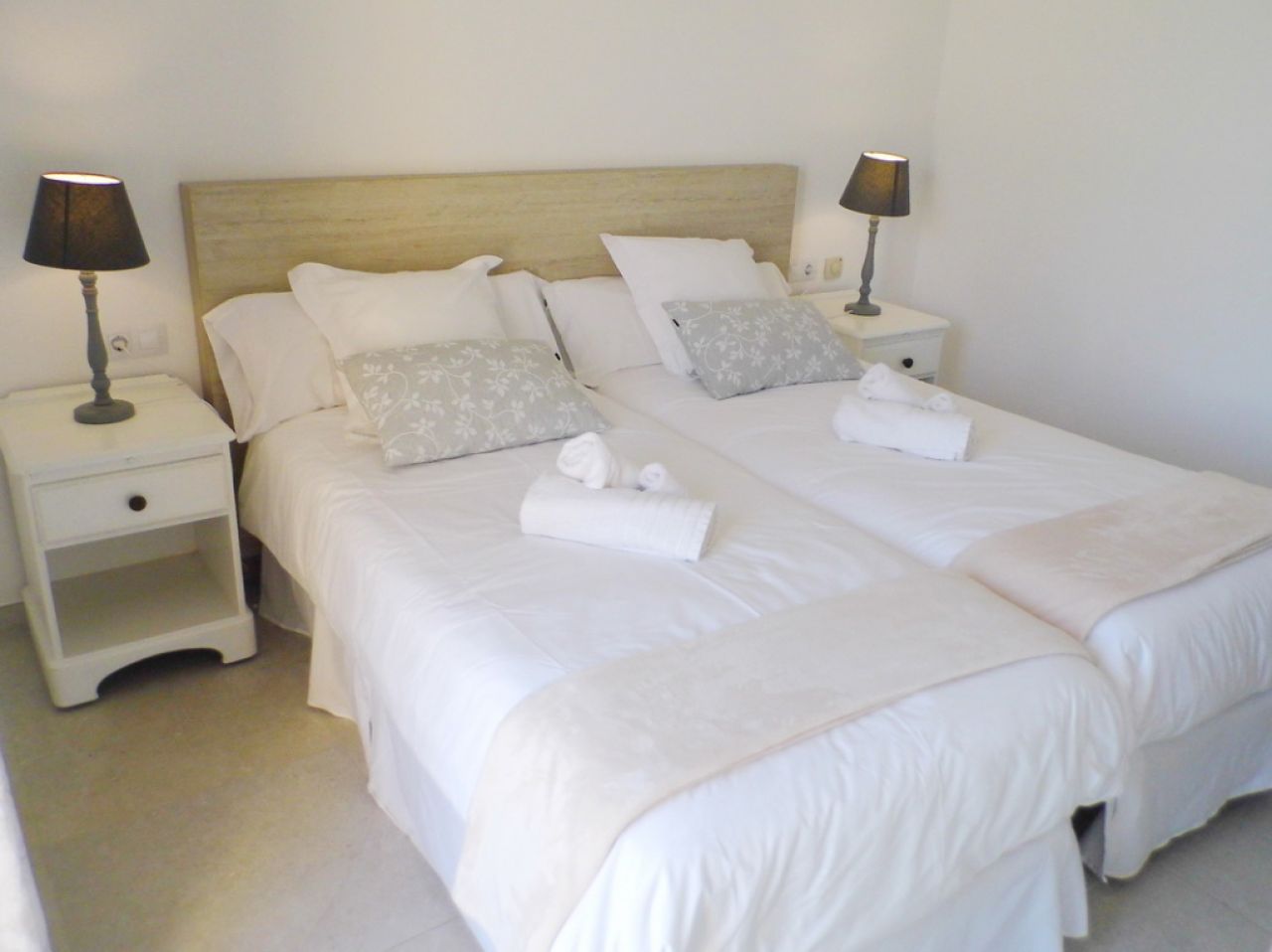 WINTERSAISON 24/ 25: Ebenerdige und hochmoderne Finca bei Manacor --- F 06 WT