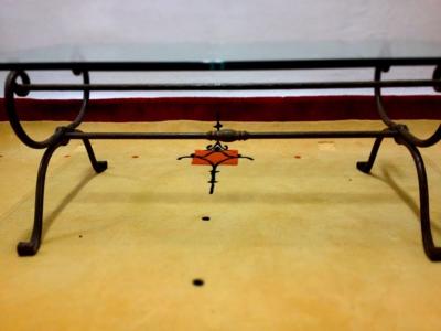 Wohnzimmer Couchtisch Eisengestell fingerdicke Glasplatte 120 x 50