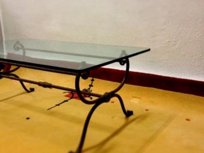 Wohnzimmer Couchtisch Eisengestell fingerdicke Glasplatte 120 x 50