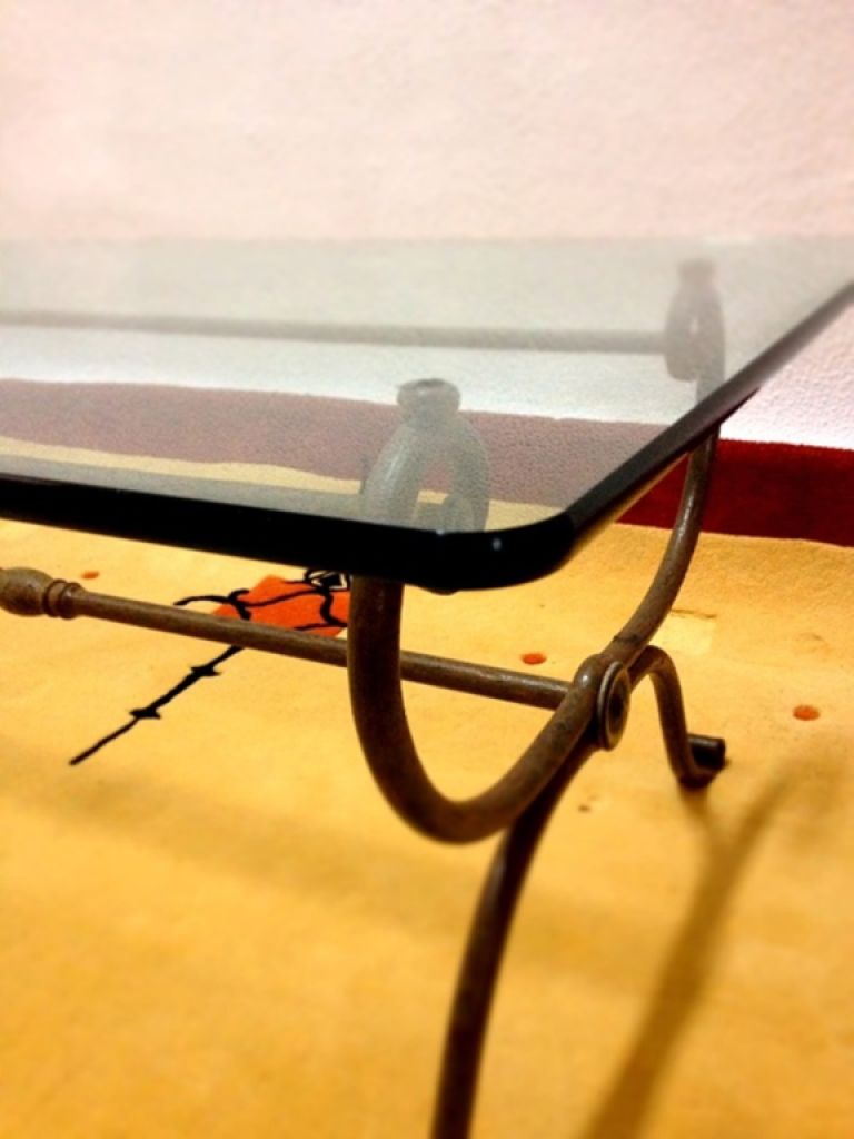 Wohnzimmer Couchtisch Eisengestell fingerdicke Glasplatte 120 x 50