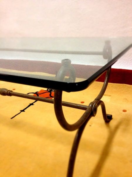 Wohnzimmer Couchtisch Eisengestell fingerdicke Glasplatte 120 x 50