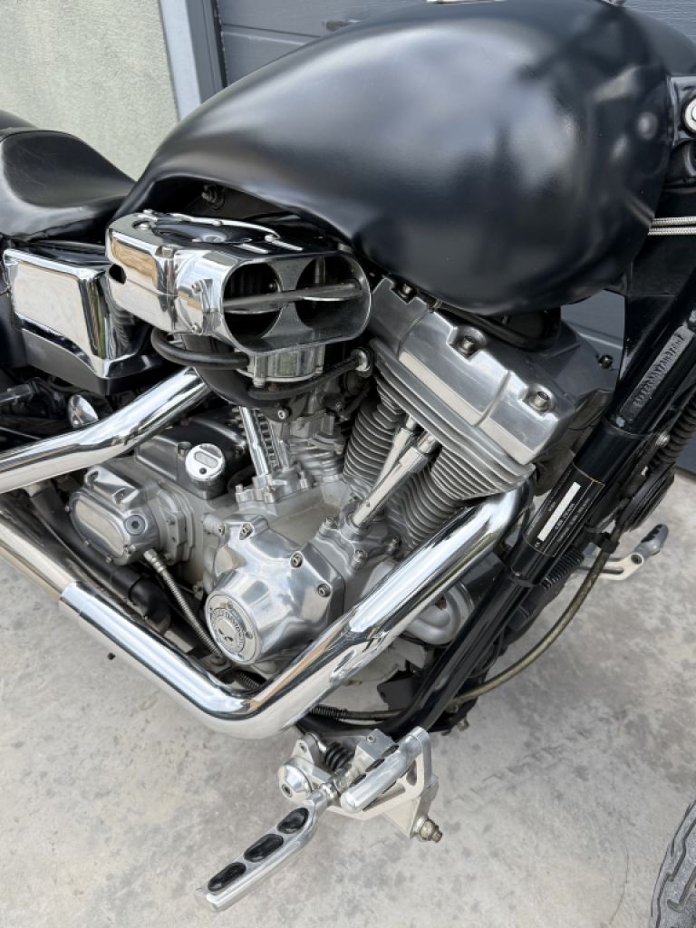 Wunderschöne Harley Dyna Custom | 1450cc Twin Cam | 230er Heckumbau | Matt Black