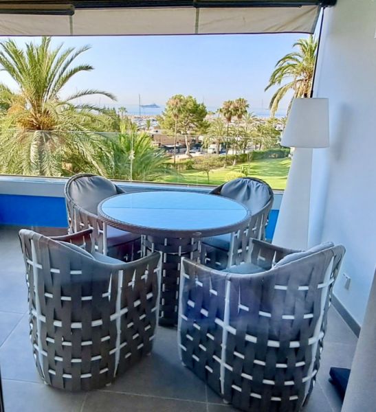 Wunderschöne, möblierte 75 m2 Wohnung im mondänen Hafen Portals Nous, top renoviert.