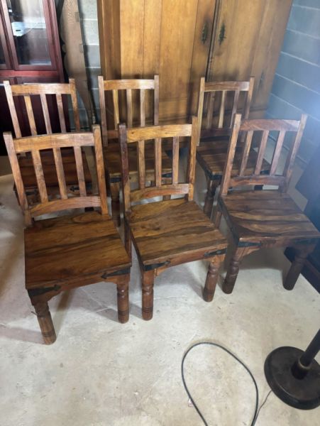 Wunderschöner Massivholz-Esstisch im Landhausstil mit 6 passenden Stühlen