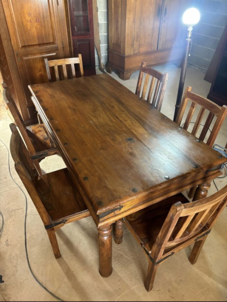 Wunderschöner Massivholz-Esstisch im Landhausstil mit 6 passenden Stühlen