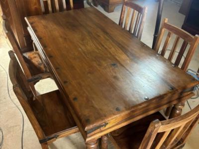 Wunderschöner Massivholz-Esstisch im Landhausstil mit 6 passenden Stühlen