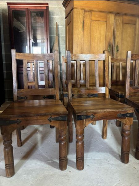 Wunderschöner Massivholz-Esstisch im Landhausstil mit 6 passenden Stühlen