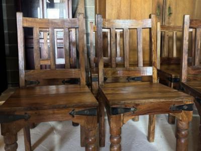 Wunderschöner Massivholz-Esstisch im Landhausstil mit 6 passenden Stühlen