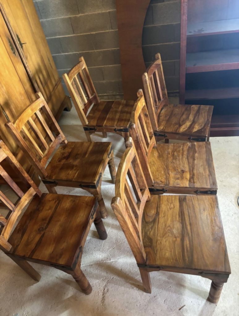 Wunderschöner Massivholz-Esstisch im Landhausstil mit 6 passenden Stühlen