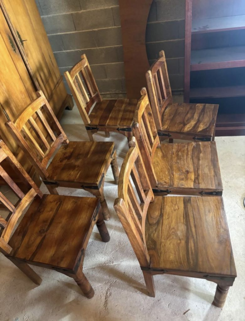 Wunderschöner Massivholz-Esstisch im Landhausstil mit 6 passenden Stühlen