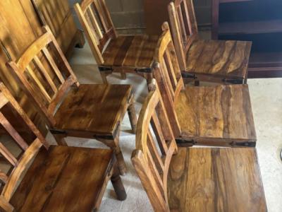 Wunderschöner Massivholz-Esstisch im Landhausstil mit 6 passenden Stühlen