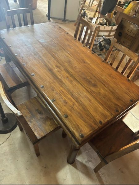 Wunderschöner Massivholz-Esstisch im Landhausstil mit 6 passenden Stühlen