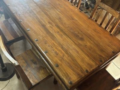 Wunderschöner Massivholz-Esstisch im Landhausstil mit 6 passenden Stühlen