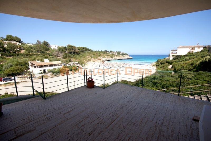 Wunderschönes Chalet in Cala Mandia in erster Meereslinie