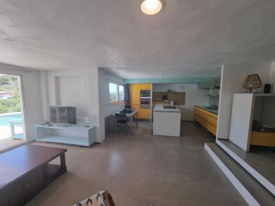 Wunderschönes Chalet in Cala Mandia in erster Meereslinie