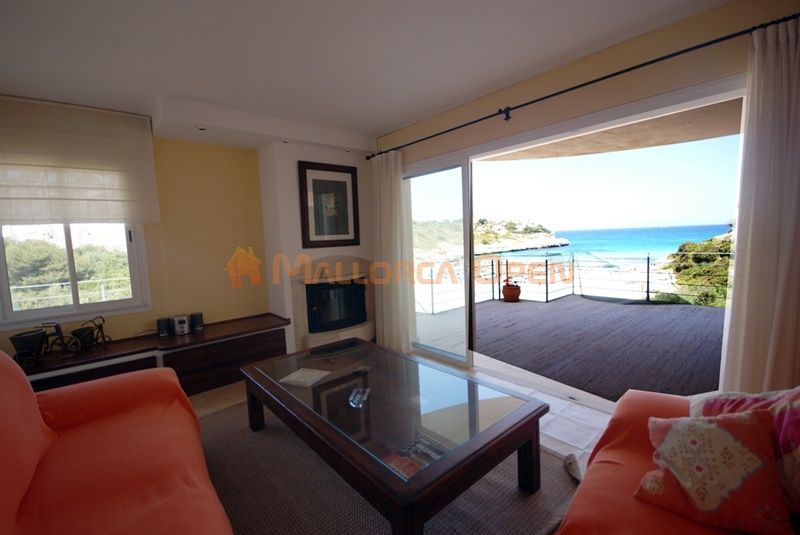 Wunderschönes Chalet in Cala Mandia in erster Meereslinie