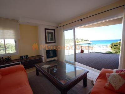 Wunderschönes Chalet in Cala Mandia in erster Meereslinie