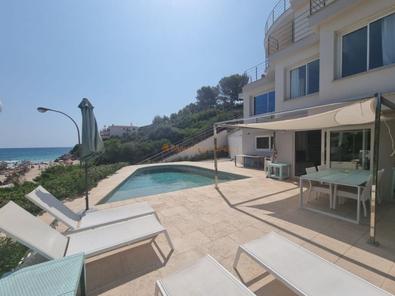 Wunderschönes Chalet in Cala Mandia in erster Meereslinie