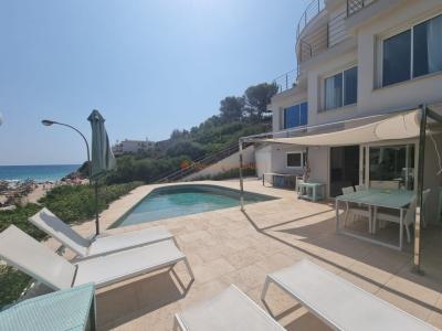 Wunderschönes Chalet in Cala Mandia in erster Meereslinie