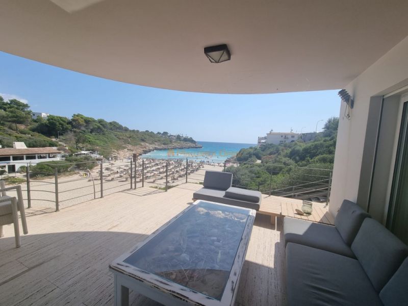 Wunderschönes Chalet in Cala Mandia in erster Meereslinie