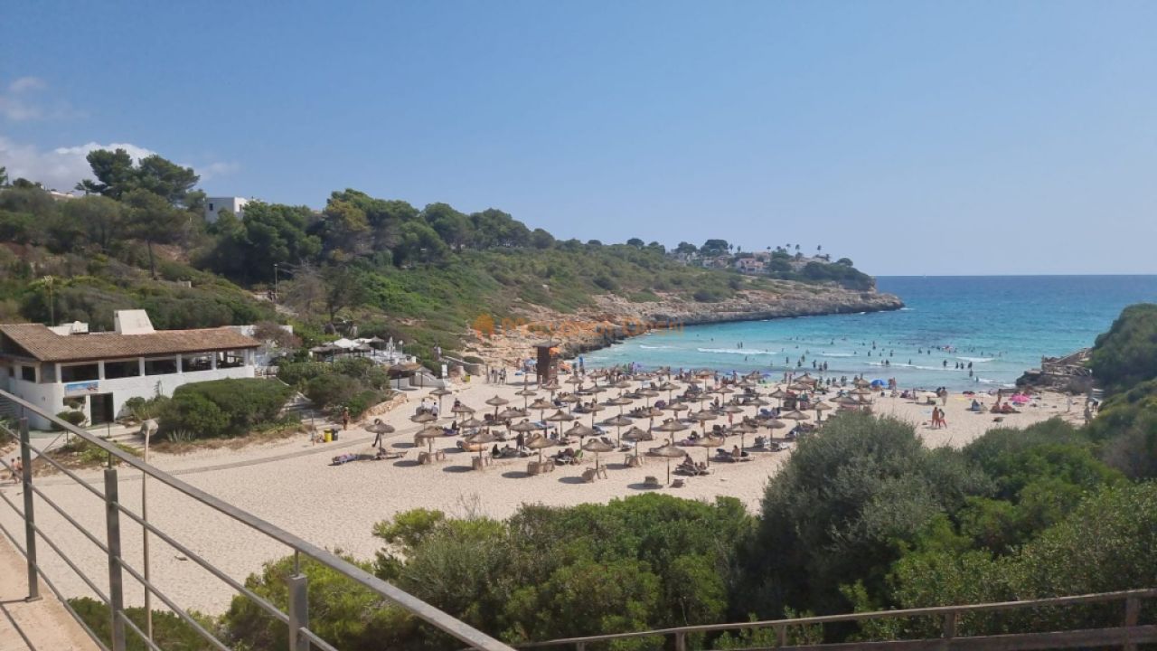 Wunderschönes Chalet in Cala Mandia in erster Meereslinie