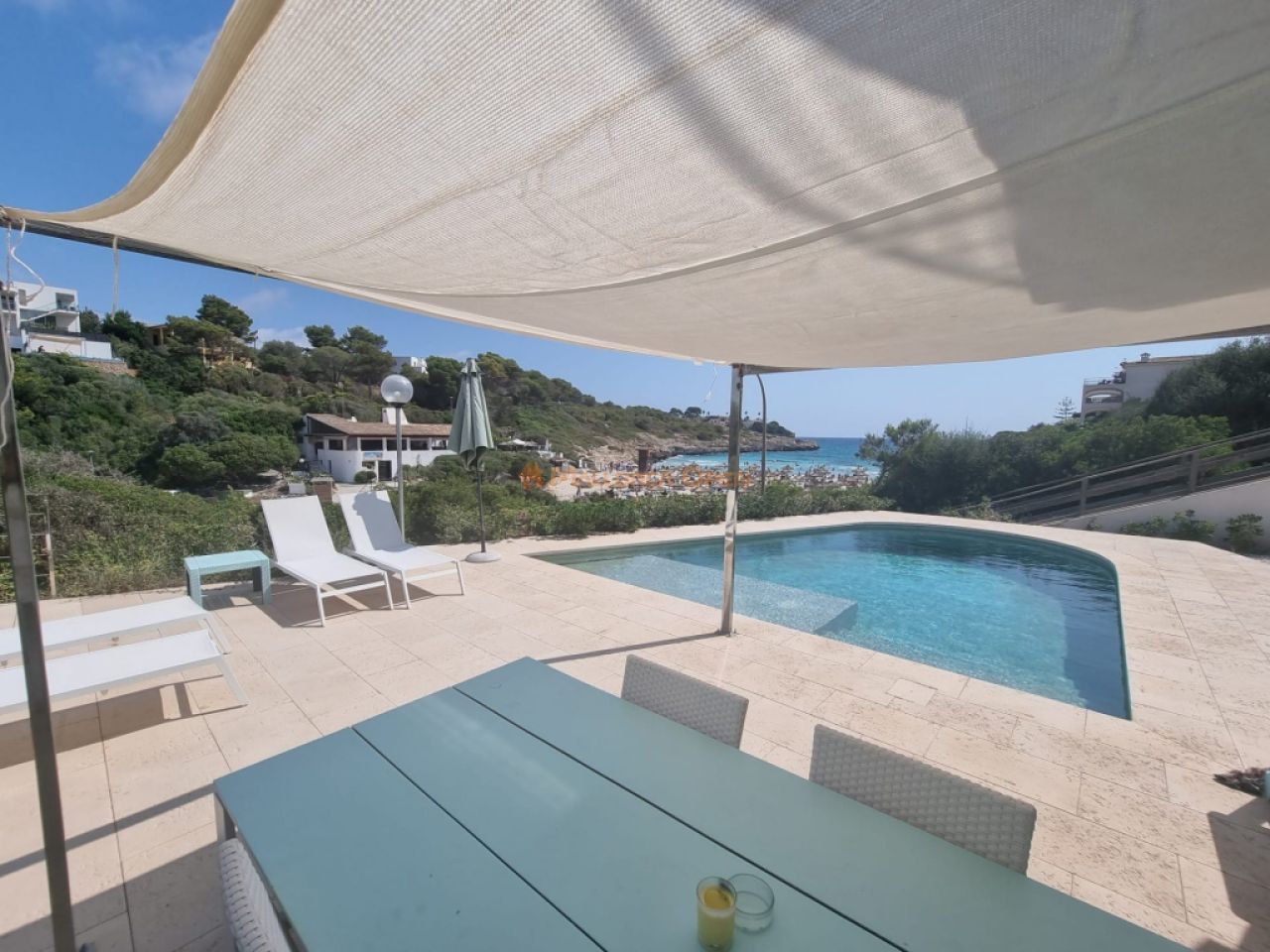 Wunderschönes Chalet in Cala Mandia in erster Meereslinie