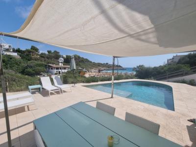 Wunderschönes Chalet in Cala Mandia in erster Meereslinie