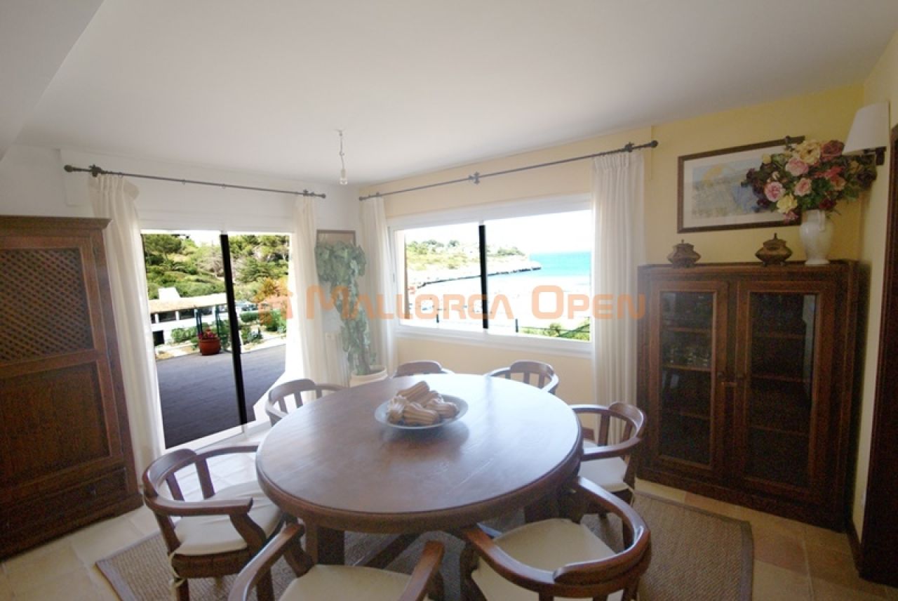 Wunderschönes Chalet in Cala Mandia in erster Meereslinie