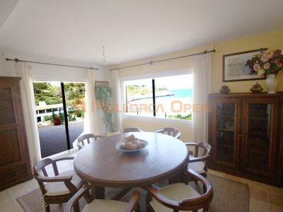 Wunderschönes Chalet in Cala Mandia in erster Meereslinie