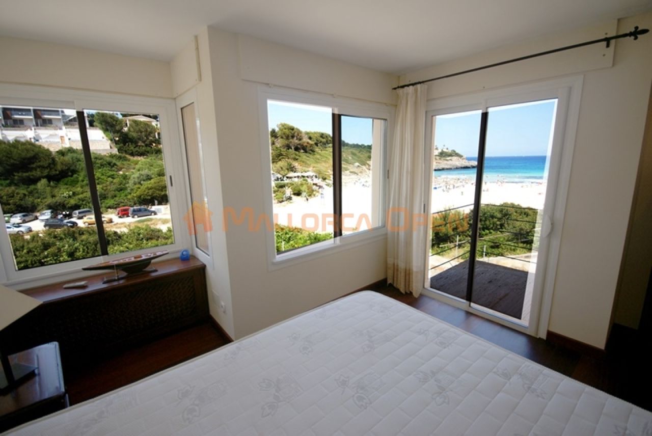 Wunderschönes Chalet in Cala Mandia in erster Meereslinie