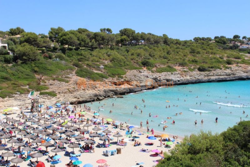 Wunderschönes Chalet in Cala Mandia in erster Meereslinie