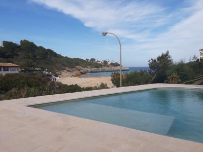 Wunderschönes Chalet in Cala Mandia in erster Meereslinie