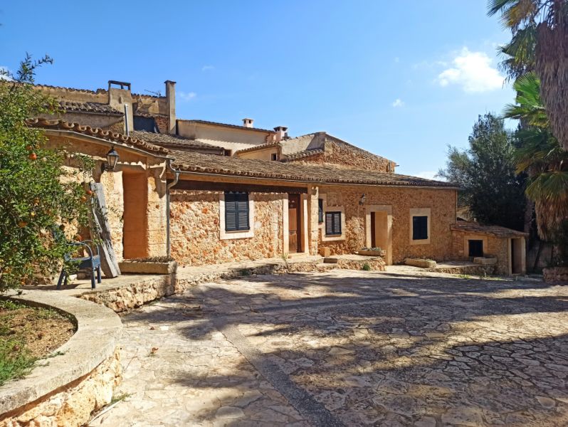 Beautiful rustic finca hotel near Sineu