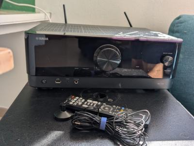 Yamaha RX-V4A AV receptor – Excelente estado, 8K & MusicCast – 380 € negociable (solo recogida)