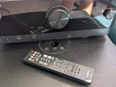 Yamaha RX-V4A AV receptor – Excelente estado, 8K & MusicCast – 380 € negociable (solo recogida)