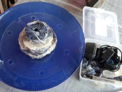 Zimmerbrunnen mit Sodalith und Bergkristall