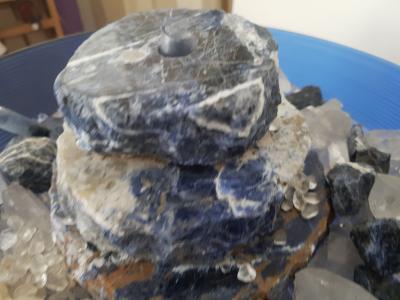 Zimmerbrunnen mit Sodalith und Bergkristall