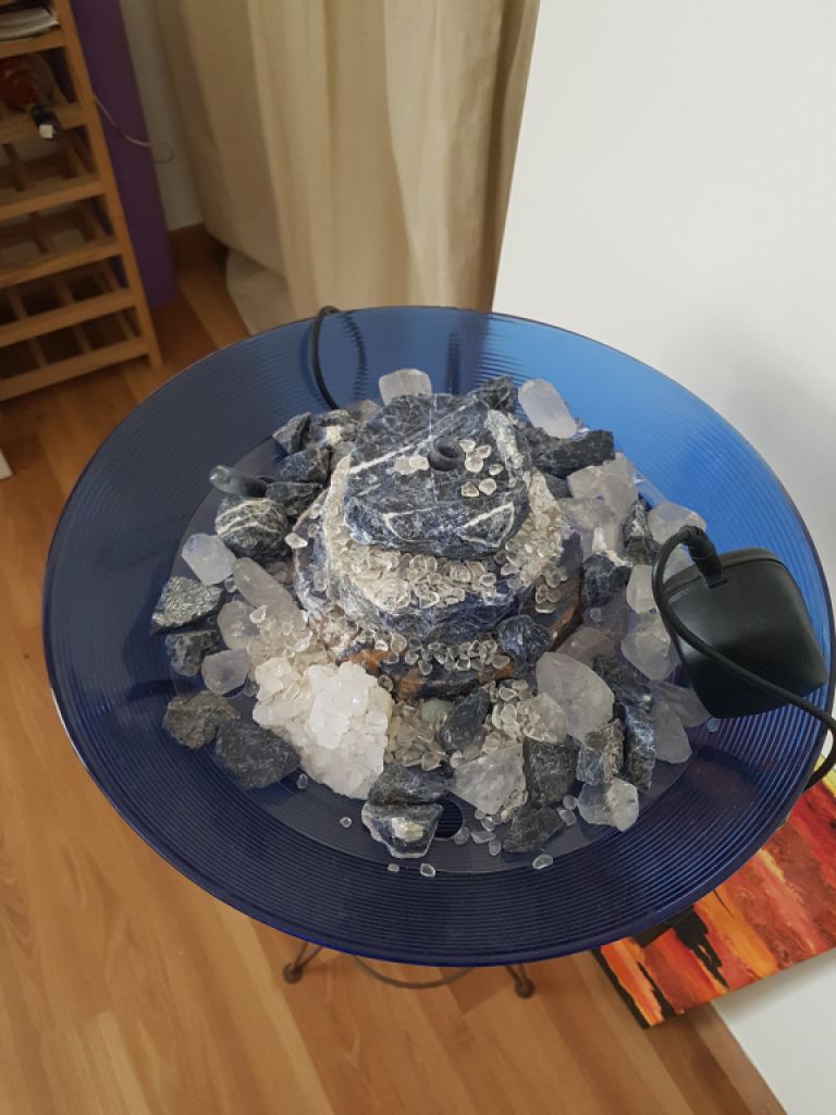 Zimmerbrunnen mit Sodalith und Bergkristall